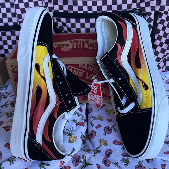 Vans Men’s Old Skool
(Flame)Black/Black/Tr Wht
VN0A38G1PHN
Sneakers - Picture 12 of 16